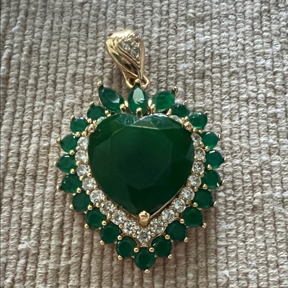 Fashion Jewelry Jewelry - Elegant Asian Jewelry Green Emerald Heart cubic Pendant. Fashionable Attractive